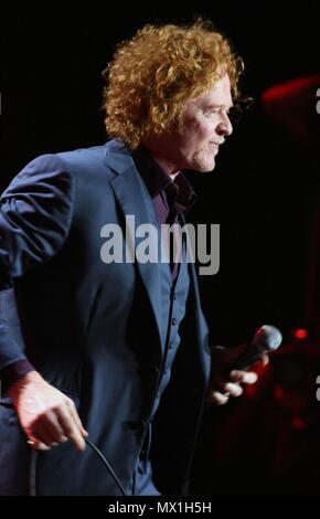 Liverpool, Großbritannien, Simply Red aka Mick Hucknall führt heraus Masse zu verkaufen in Liverpool Echo Arena, Kredit Ian Fairbrother/Alamy Stockfotos Stockfoto