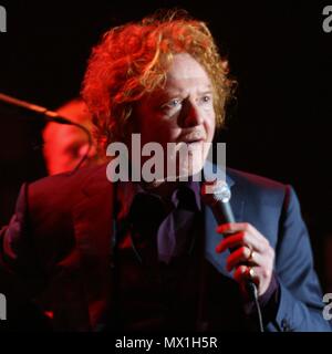 Liverpool, Großbritannien, Simply Red aka Mick Hucknall führt heraus Masse zu verkaufen in Liverpool Echo Arena, Kredit Ian Fairbrother/Alamy Stockfotos Stockfoto