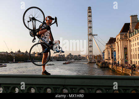 London, Großbritannien, 20. April 2018: Spanische Athleten, Hugo ist das Ausgleichen mit seinem Fahrrad auf einer Leitplanke am Rande der Westminster Bridge über Stockfoto