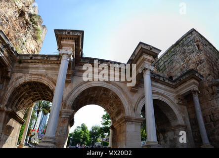 Das Hadrianstor Panorama. Alte Bau in der Altstadt von Antalya. Türkei Stockfoto