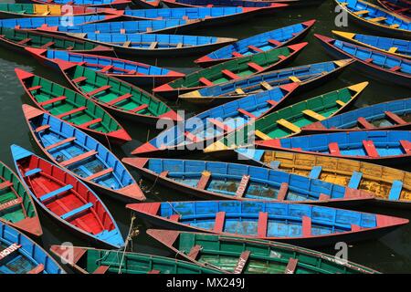 Mehrfarbige Ruderboote auf Fewa See, Pokhara. Stockfoto