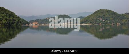 Hügel von grünen Wald in Nepal Begnas See, widerspiegelt. Stockfoto