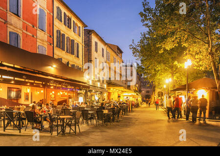 Arles, Frankreich - 4 September, 2017: die Einheimischen und Touristen die Zeit an der Place du Forum mit seinen Cafés und Bistros. Stockfoto