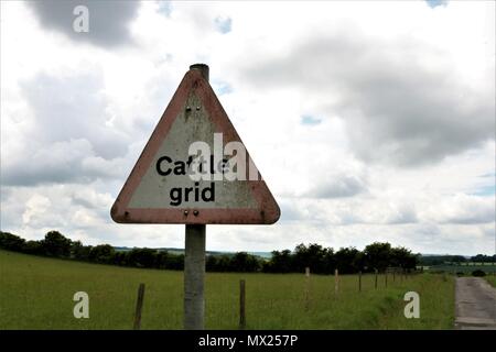 "Die Rinder Grid' Warndreieck Zeichen in der Landschaft UK Stockfoto