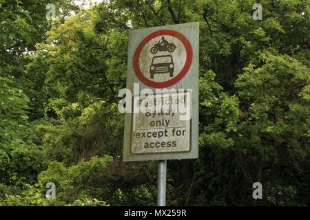 "Eingeschränkten Byway nur Außer access' dirty Zeichen Stockfoto