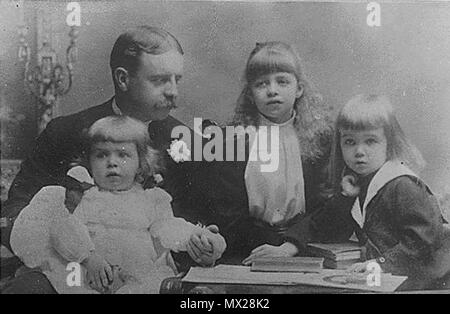 . Englisch: Eliott Roosevelt Ich war der Bruder von US-Präsident Theodore Roosevelt. Dieses Foto von Elliott mit seinen drei Kindern von Links nach Rechts aufgenommen wurde, Elliott Jr (1889-1893), Anna Eleanor (1884-1962) und Hall Roosevelt auch bekannt als 'Gracie Hall" (1891-1941). Diese Datei fehlt, Informationen zum Autor. 11 Elliott Roosevelt und Kinder Stockfoto