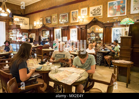 Menschen im Cafe Tortoni auf der Avenida de Mayo im Stadtzentrum Microcentro in Monserrat Bezirk in der Hauptstadt Buenos Aires, Argentinien Stockfoto