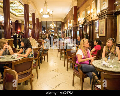 Menschen im Cafe Tortoni auf der Avenida de Mayo im Stadtzentrum Microcentro in Monserrat Bezirk in der Hauptstadt Buenos Aires, Argentinien Stockfoto