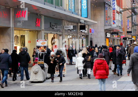 Stockholm, Schweden - 5. Januar 2016: Street View des Stockholmer Einkaufsstraße Drottninggatan. Stockfoto