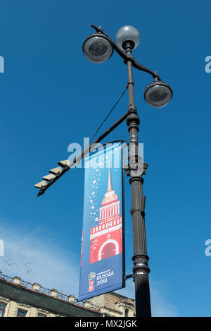 St. Petersburg, Russland - 02 Juni, 2018 vertikale Bild der offizielle Flagge des FIFA World Cup 2018 in St. Petersburg, Russland Stockfoto