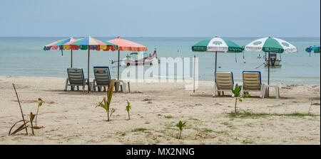 Phuket, Thailand - 26.April 2018. Entspannende Liegen mit Sonnenschirmen am Strand in Phuket, Thailand. Stockfoto