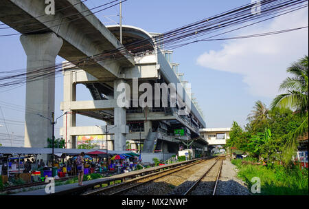 Bangkok, Thailand - 21.April 2018. Lat Krabang Bahnhof in Bangkok, Thailand. Skytrain ist einer der bequemsten Methoden rund um Bangkok zu reisen. Stockfoto