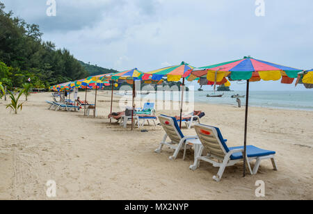 Phuket, Thailand - 26.April 2018. Entspannende Liegen mit Sonnenschirmen am Strand in Phuket, Thailand. Stockfoto