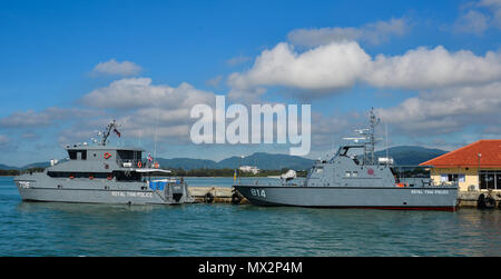 Phuket, Thailand - 26.April 2018. Königliche Thailändische Polizei Schiff Andocken an rassada Hafen in Phuket, Thailand. Stockfoto