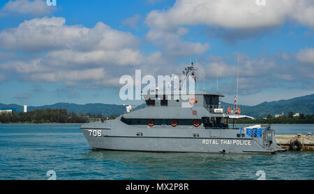 Phuket, Thailand - 26.April 2018. Königliche Thailändische Polizei Schiff Andocken an rassada Hafen in Phuket, Thailand. Stockfoto