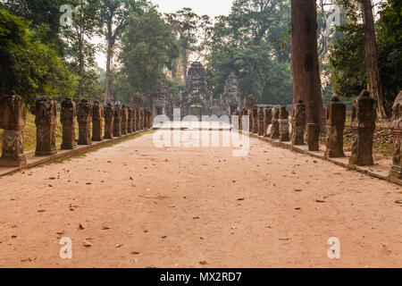 SIEM REAP - Januar 03, 2015: Straße nach Preah Khan Tempel in Angkor Komplex am 03 Januar, 2015 in Siem Reap, Kambodscha. Stockfoto