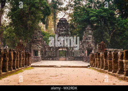 SIEM REAP - Januar 03, 2015: Straße nach Preah Khan Tempel in Angkor Komplex am 03 Januar, 2015 in Siem Reap, Kambodscha. Stockfoto