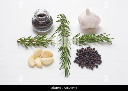 Knoblauch mit Rosmarin und schwarzen Pfeffer weißer Hintergrund. Stockfoto