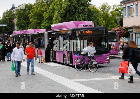 Orebro, Schweden - 18. August 2017: violett gefärbten Öffentliche Verkehrsmittel Stadt Busse an der Haltestelle Jarntorget im Zentrum der Stadt. Stockfoto