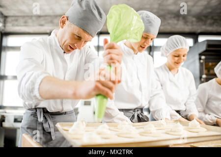 Bäcker, Brötchen in der Fertigung Stockfoto