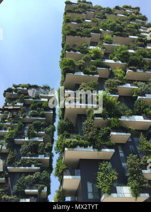 Mailand, Italien, 10. Juni 2017: Skyscraper vertikale Wald (vertikale Wald). Das Besondere an diesem Gebäude ist die Anwesenheit von mehr als 900 Baum Stockfoto