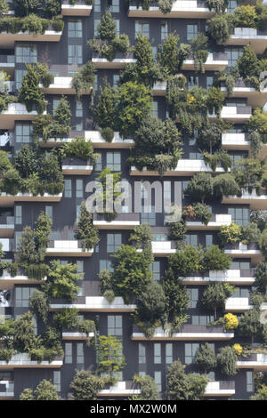 Mailand, Italien, 10. Juni 2017: Skyscraper vertikale Wald (vertikale Wald). Das Besondere an diesem Gebäude ist die Anwesenheit von mehr als 900 Baum Stockfoto