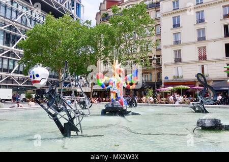 Paris, Frankreich. Heiße hellen sonnigen Frühlingstag, Mai 2018. Personen, die die Brunnen und Kunst an Ort Igor Strawinsky in der Nähe des Centre Pompidou. Stockfoto