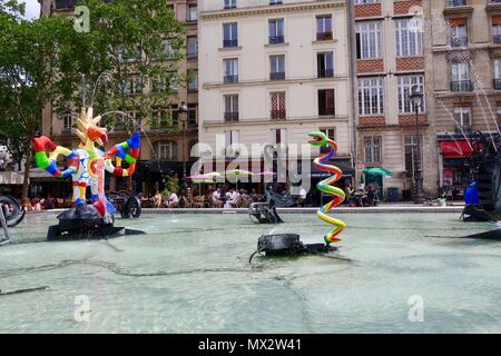 Paris, Frankreich. Heiße hellen sonnigen Frühlingstag, Mai 2018. Personen, die die Brunnen und Kunst an Ort Igor Strawinsky in der Nähe des Centre Pompidou. Stockfoto