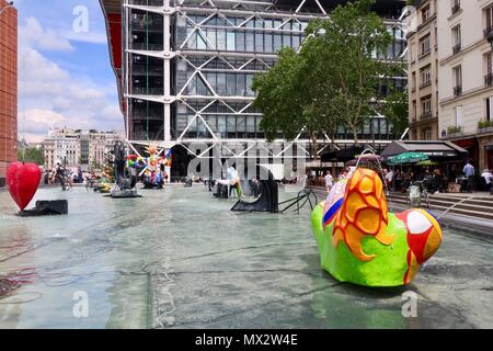 Paris, Frankreich. Heiße hellen sonnigen Frühlingstag, Mai 2018. Personen, die die Brunnen und Kunst an Ort Igor Strawinsky in der Nähe des Centre Pompidou. Stockfoto