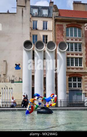 Paris, Frankreich. Heiße hellen sonnigen Frühlingstag, Mai 2018. Personen, die die Brunnen und Kunst an Ort Igor Strawinsky in der Nähe des Centre Pompidou. Stockfoto