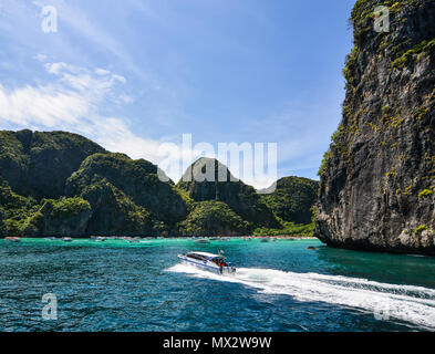 Phuket, Thailand - 26.April 2018. Marine von der Insel Phuket, Thailand. Phuket liegt an der Westküste von Thailand in der Andamanensee. Stockfoto