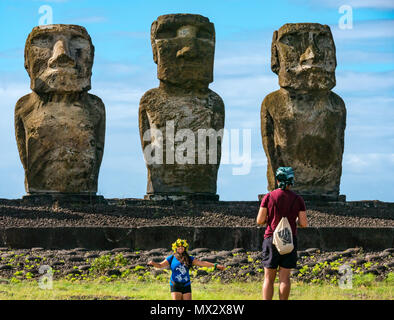 Tongariki Moai, größte rekonstruierte Ahu archäologische Stätte, mit jungen d Frau für Fotos posiert, Osterinsel, Rapa Nui, Chile Stockfoto