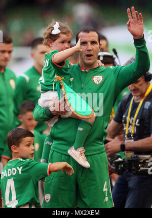 Republik Irland John O'Shea mit seinem Sohn Alfie (links unten) und Tochter Ruby vor dem Internationalen Freundschaftsspiel im Aviva Stadium, Dublin. Stockfoto