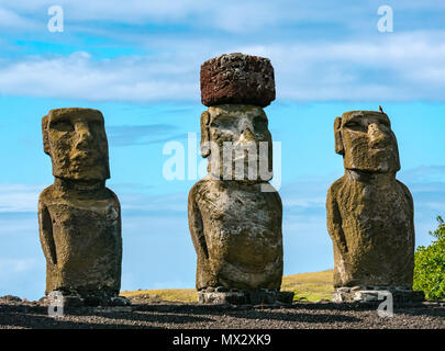 Nahaufnahme von tongariki Moai, größte rekonstruierte Ahu archäologische Stätte, mit rotem scouria Haarschopf, Osterinsel, Rapa Nui, Chile Stockfoto