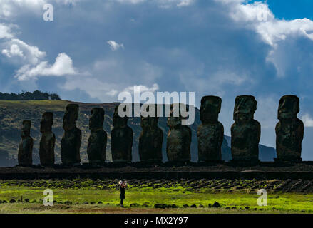 Tongariki Moai, größte rekonstruierte Ahu, mit Touristen fotografieren, Osterinsel, Rapa Nui, Chile Stockfoto