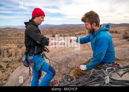 Faustpumpe nach Beendigung einer Klettern in den Joshua Tree National Park. Stockfoto