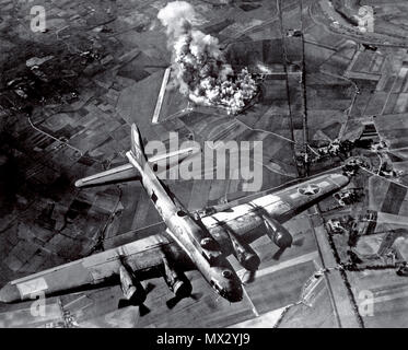 BOMBENANSCHLAG auf B-17 Nazi Deutschland WW2 1940 Bombenangriff auf eine B-17 Flying Fortress of the American 8. Air Force in einem Focke Wulf Flugzeughersteller in Marienburg Deutschland 1943. Dieser bemerkenswerte Bombenangriff aus dem Zweiten Weltkrieg war ein voller Erfolg, die Anlage komplett mit einem gezielten Bombenangriff auszulöschen Stockfoto