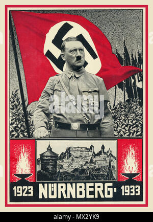 30er Vintage Nazi Propaganda Postkarte mit einem NSDAP-Rallye mit Adolf Hitler und NS-Hakenkreuz Flagge hinter Nürnberg (Nürnberg) Deutschland 1923-1933 10 Jahre der politischen Macht Stockfoto
