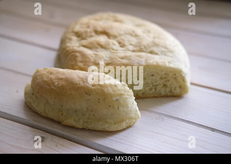 Frisch gebackene hausgemachte Weißbrot mit Kräuter Stockfoto