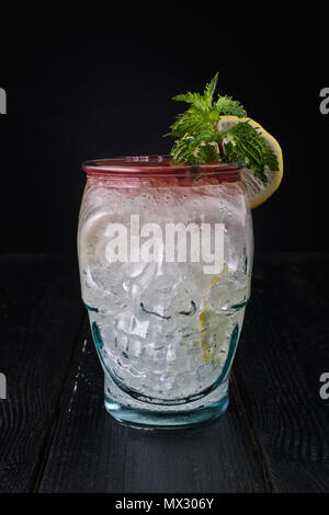 Variation von Gin und Tonic Cocktail mit Kirsche Sirup im Schädel Schale Stockfoto