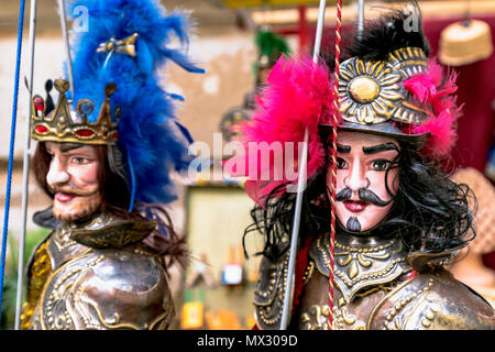 Ritter sizilianische Marionetten mit Metallrüstung in Palermo. Stockfoto