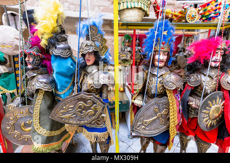 Ritter sizilianische Marionetten mit Metallrüstung in Palermo. Stockfoto