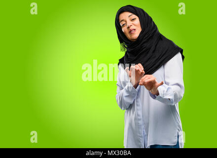 Junge arabische Frau, tragen, Hijab angewidert und wütend, halten die Hände in stop Geste, als Verteidigung, schreien Stockfoto