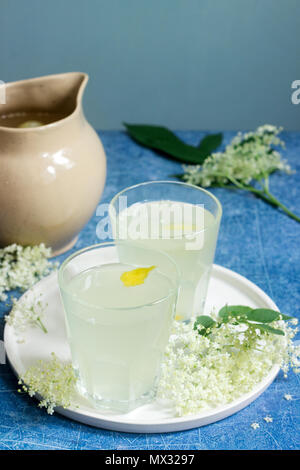 Kalte sokata - eine traditionelle rumänische Getränk aus den Blüten von Holunder und Zitrone, durch Fermentation hergestellt. Stockfoto