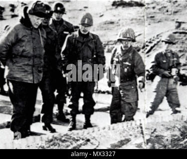 . Englisch: Koreakrieg, allgemeine Chung Il Kwon, Baik-Seon - yup, Eisenhower 한국어: 한국 전쟁 중, 정일권 (왼쪽에서 세번째), 백선엽 (오른쪽에서 세번째 맨뒷줄), 아이젠하워 장군 (맨 오른쪽). 2. Dezember 1952. Unbekannt 13 1951 Chung Baik Eisenhower Stockfoto