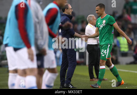 Republik Irland Graham Burke (rechts) schüttelt Hände mit Manager Martin O'Neill, als er während der internationalen Freundschaftsspiel im Aviva Stadium, Dublin ersetzt wird. Stockfoto