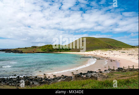 Menschen auf gekrümmten Anakena Sandy Bay Beach, Osterinsel, Rapa Nui, Chile Stockfoto