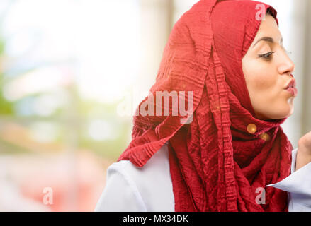Junge arabische Frau, tragen, hijab Liebe auszudrücken, Schläge Kuss auf Kamera, flirten Stockfoto