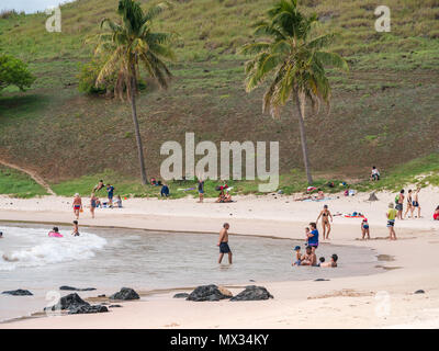 Menschen auf gekrümmten Anakena Sandy Bay Beach, Osterinsel, Rapa Nui, Chile Stockfoto