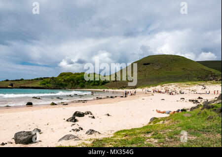 Menschen auf gekrümmten Anakena Sandy Bay Beach, Osterinsel, Rapa Nui, Chile, mit Gewitterwolken Stockfoto